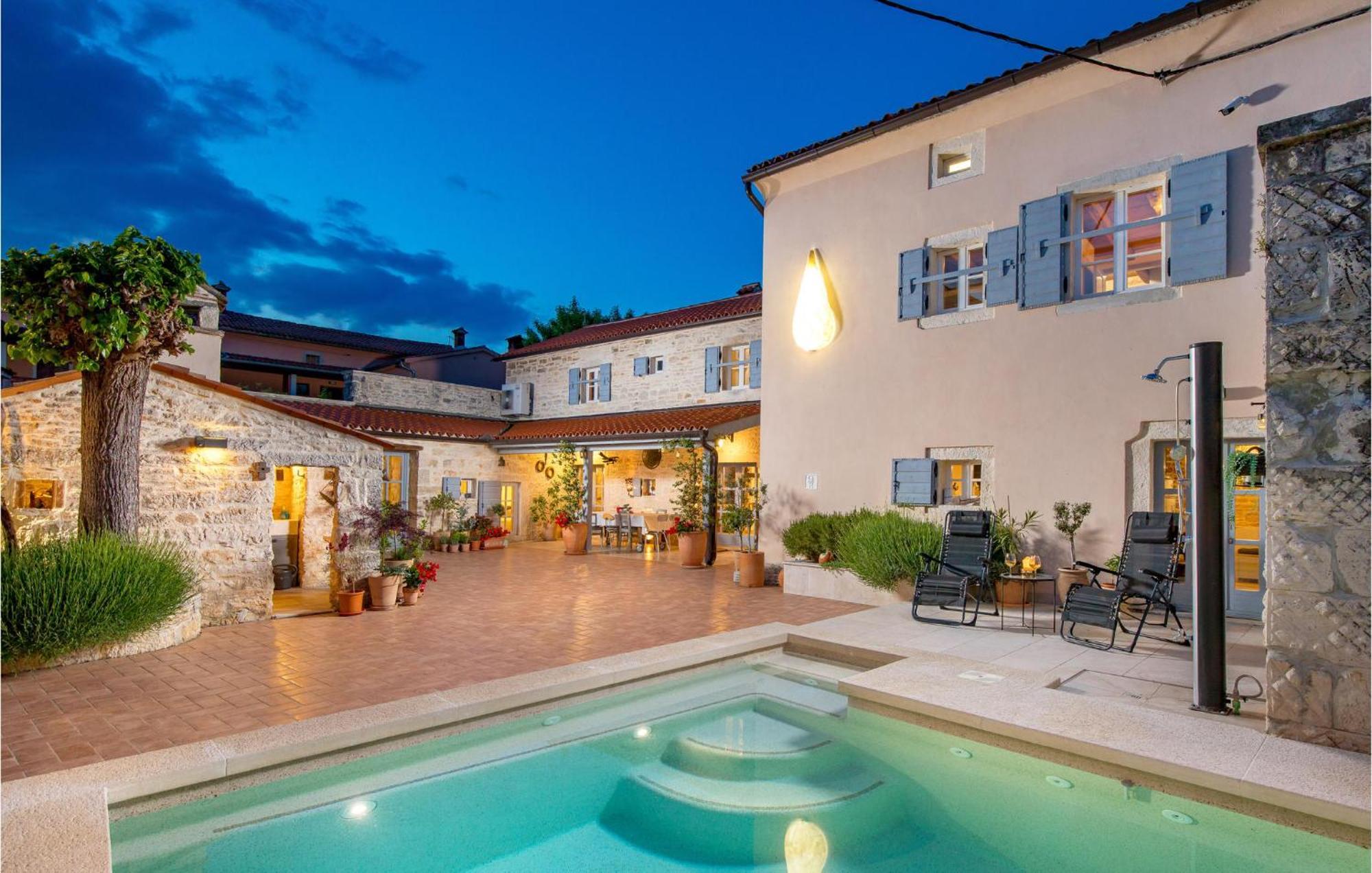 Amazing Home In Foli With Kitchen Exterior foto